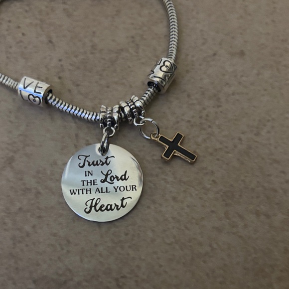 Trust in the Lord with all your Heart bracelet - Picture 3 of 4